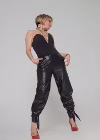 �����