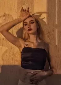 �����