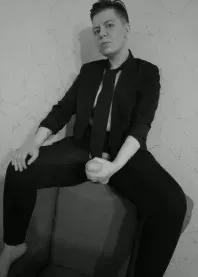 �����