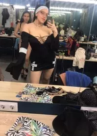 �����