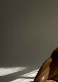 �����