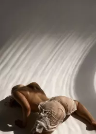 �����