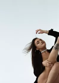 ����)
