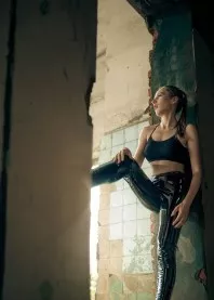 �����