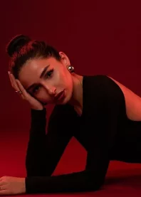 �����