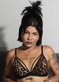�����
