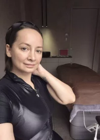 �����