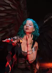 �����