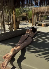 �����
