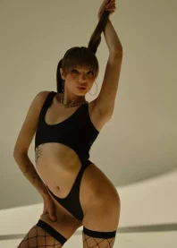 �����