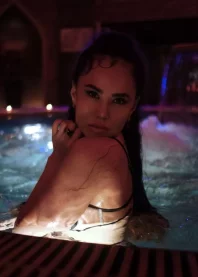 �����